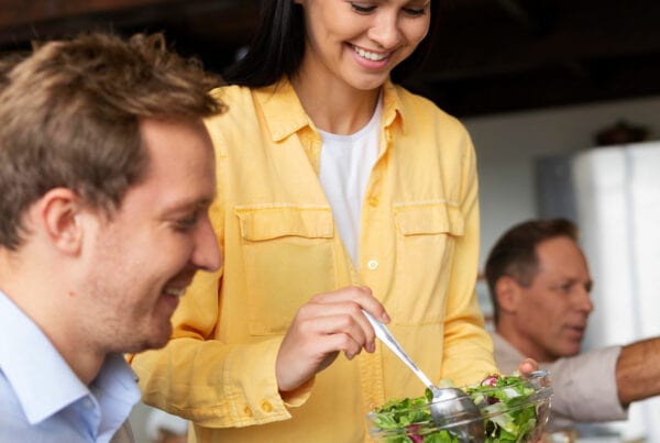Compañeros de trabajo almorzando