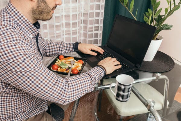 Persona comiendo vianda empresarial