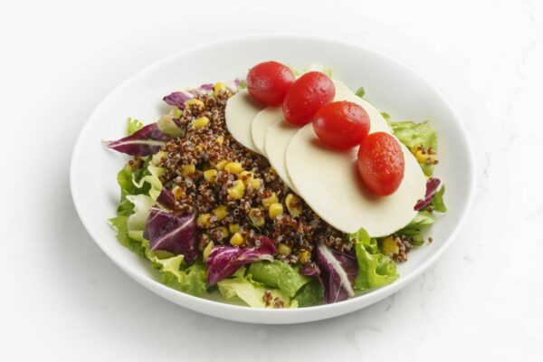 Ensalada con mix de verde, cherrys, quinoa y queso