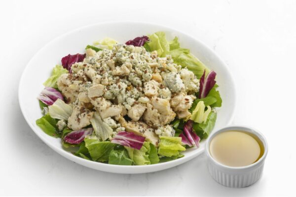 Ensalada con mix verde y queso