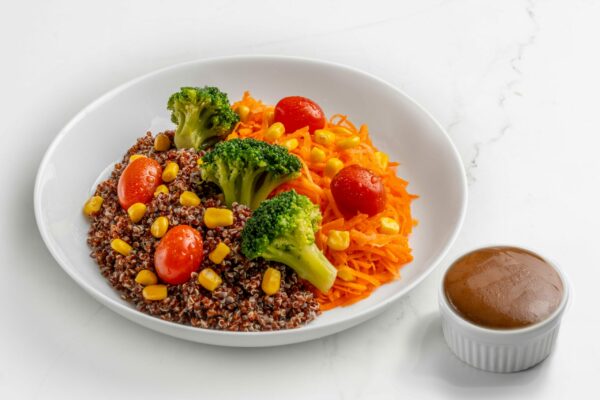 Ensalada quinoa con choclo, brocoli, zanahoria y cherrys