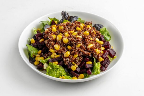 Ensalada con quinoa, remolacha y mix verde