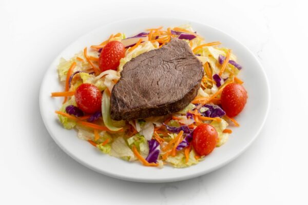 Carne al horno con ensalada