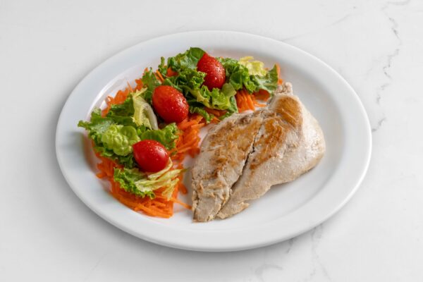 plato-pechuga-pollo-ensalada-verde