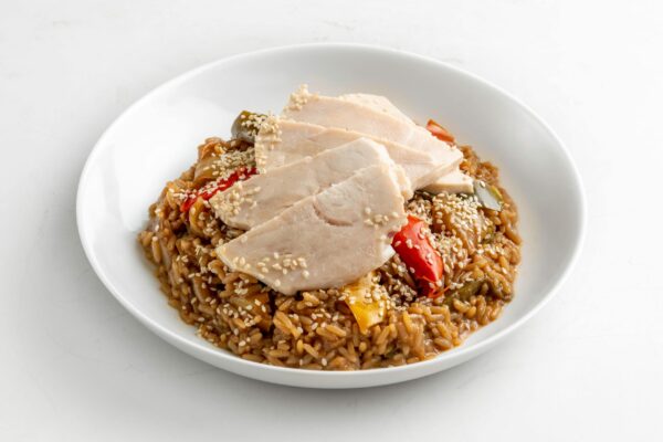 Wok de pollo con arroz y vegetales