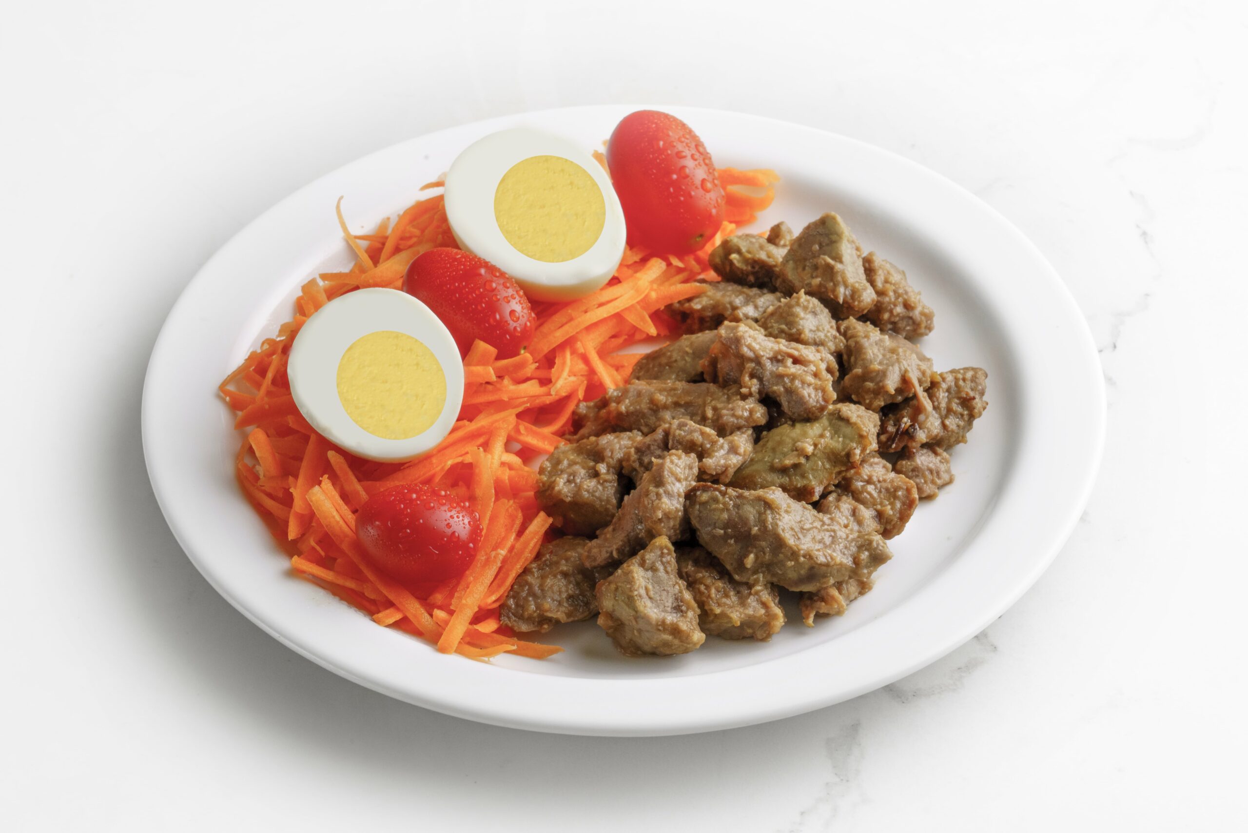 Cubos de terneza con ensalada