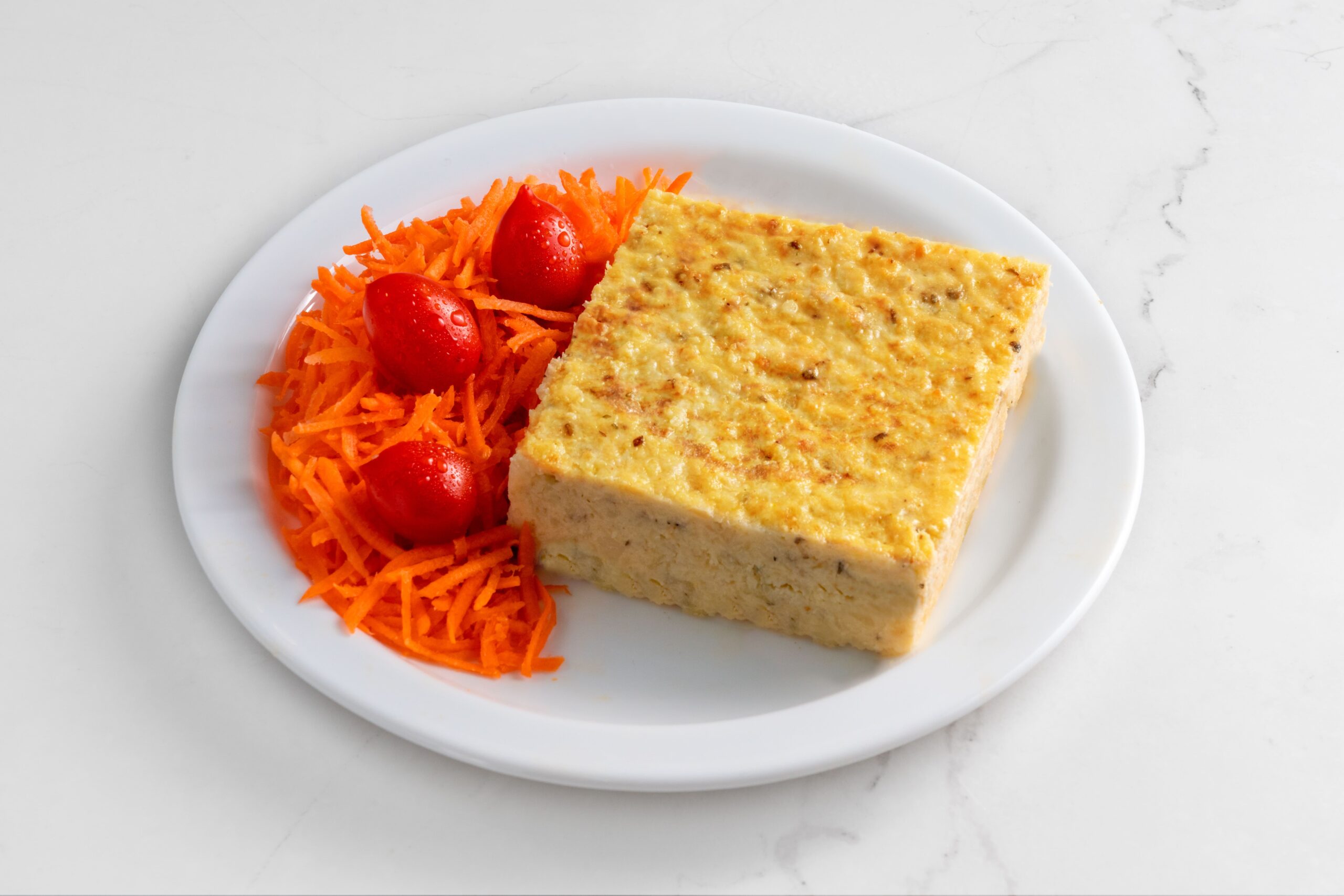 Tortilla de papa con ensalada de zanahoria y tomate