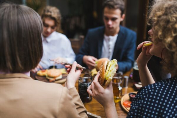 Almuerzo en la oficina con compañeros